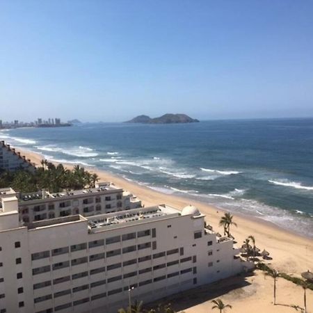 Beautiful 3 Bedroom, Fully Furnished, On The Beach Mazatlan Exterior photo