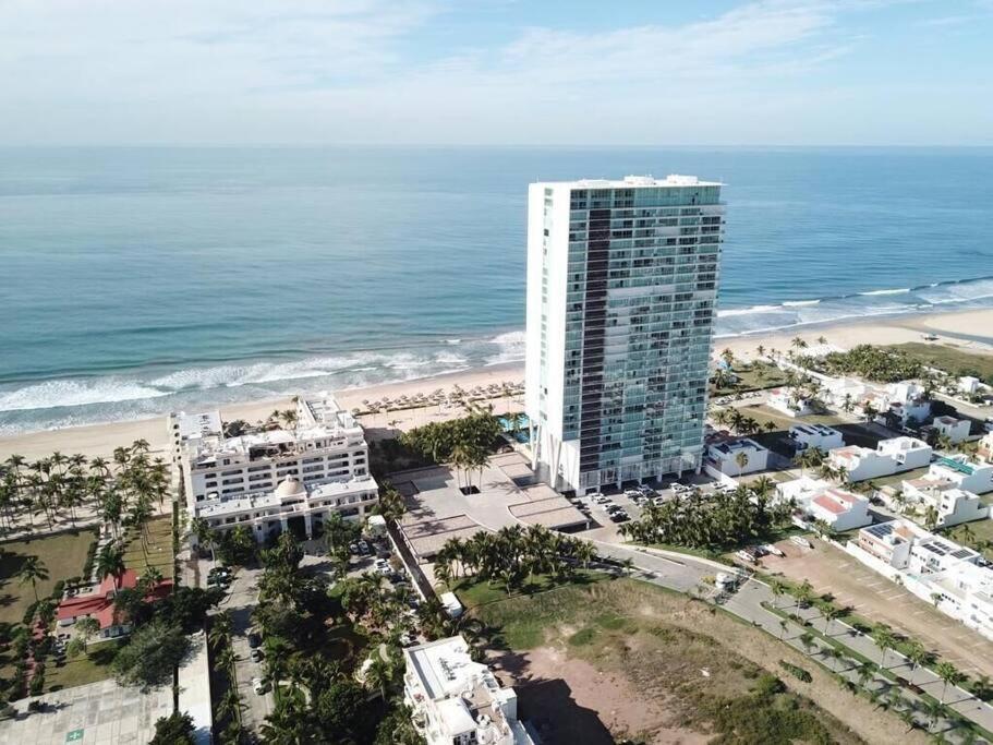 Beautiful 3 Bedroom, Fully Furnished, On The Beach Mazatlan Exterior photo