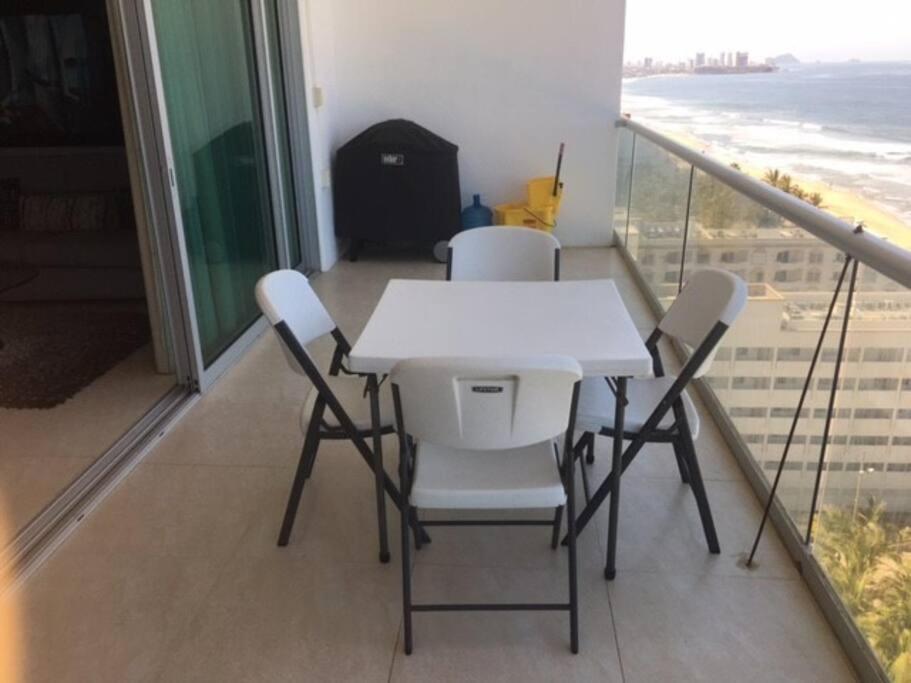 Beautiful 3 Bedroom, Fully Furnished, On The Beach Mazatlan Exterior photo